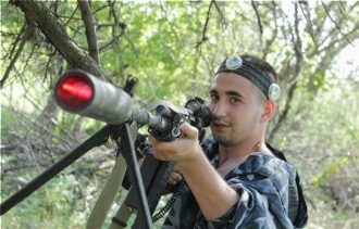 LASERWAR: боец прицеливается из леса.