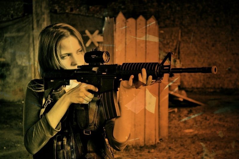 LASERWAR: девушка с прицелом готова к бою