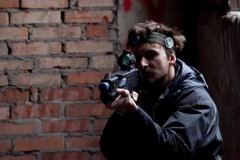 LASERWAR: боец прицеливается из-за кирпичной стены.