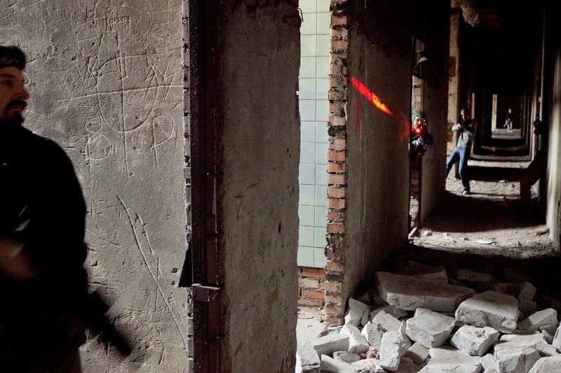 LASERWAR: луч света пронзает коридор