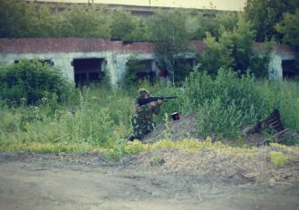 LASERWAR: боец в засаде у заброшенного здания