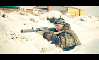 LASERWAR: боец в заснеженном укрытии ведет прицельный огонь.