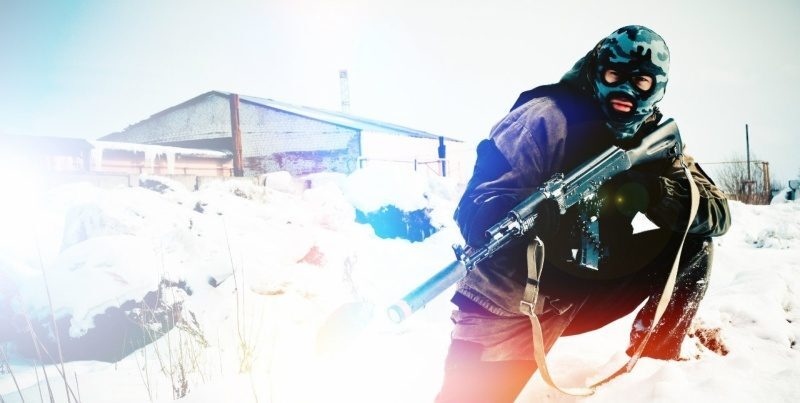 LASERWAR: боец в маске готовится к атаке
