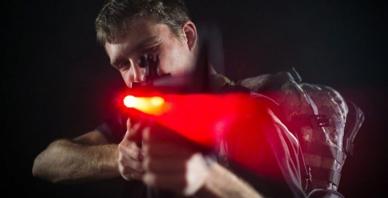 LASERWAR: красный луч в темноте