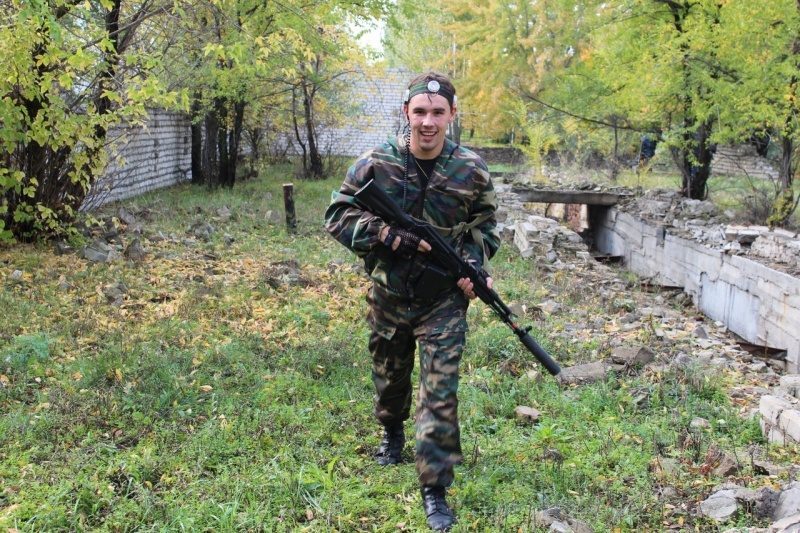 Боец LASERWAR в камуфляже готов к бою