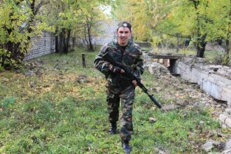 Боец LASERWAR в камуфляже готов к бою