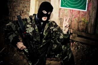 LASERWAR: боец в маске показывает знак победы.