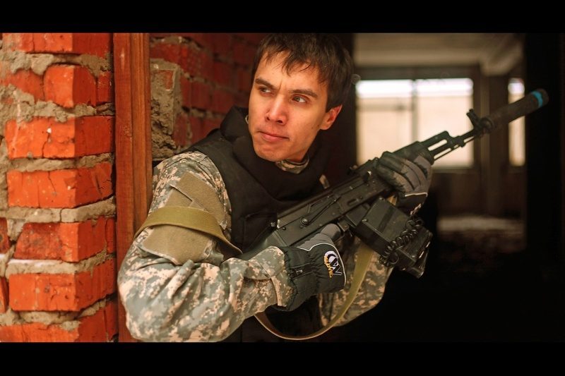 LASERWAR: боец в камуфляже за кирпичным укрытием