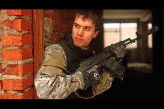 LASERWAR: боец в камуфляже за кирпичным укрытием