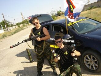 LASERWAR: два бойца с оружием у автомобиля.