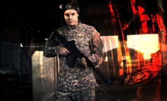 LASERWAR: боец в камуфляже с винтовкой готов к бою.