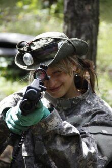 Прицел LASERWAR: взгляд юной снайперши