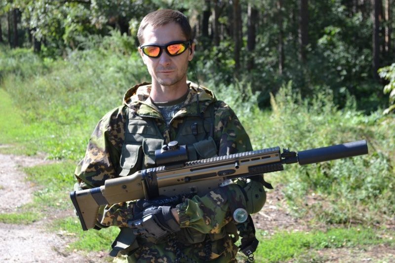 Боец LASERWAR с прицелом и глушителем готов к действию.