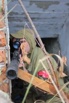 Снайпер LASERWAR в укрытии выслеживает цель.