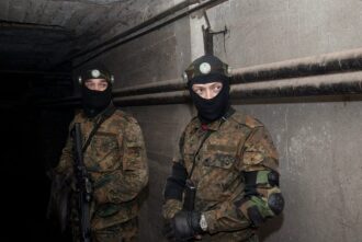 Два бойца LASERWAR в масках и камуфляже готовы к бою