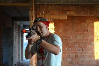 Улыбка бойца LASERWAR с оружием