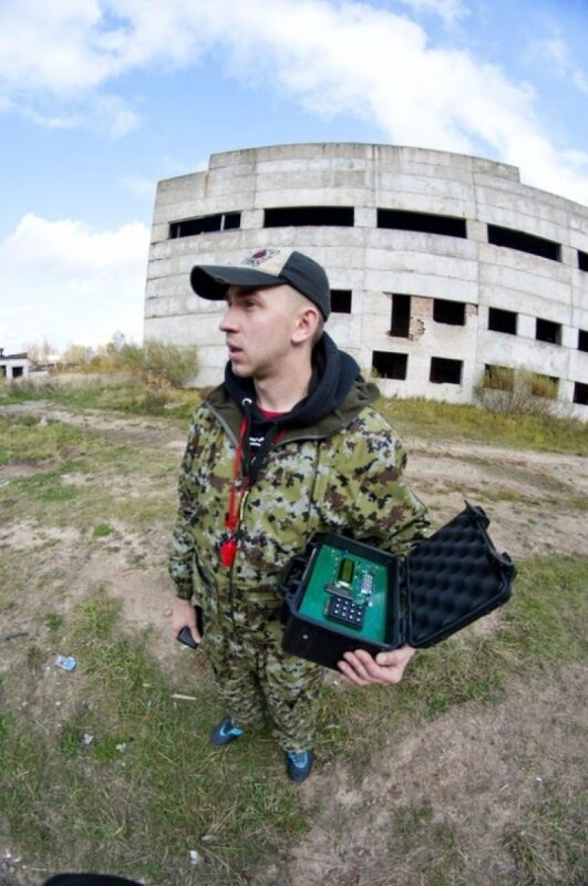 Боец LASERWAR с тактическим устройством готов к миссии.