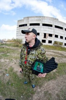 Боец LASERWAR с тактическим устройством готов к миссии.