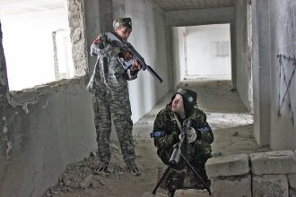 Напарники LASERWAR в засаде готовы к атаке.