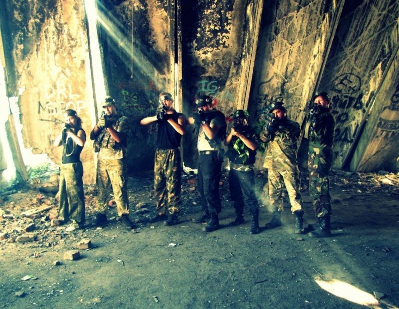 Команда LASERWAR в заброшенном здании