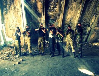 Команда LASERWAR в заброшенном здании