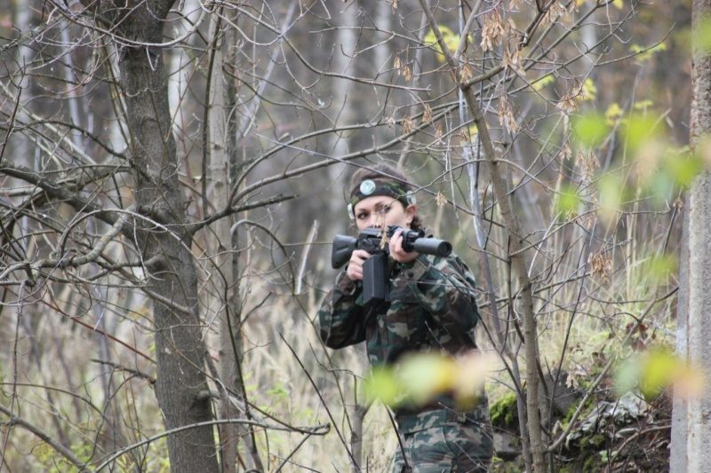 Девушка-снайпер LASERWAR в лесной засаде.