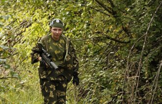 Девушка LASERWAR с винтовкой в осеннем лесу