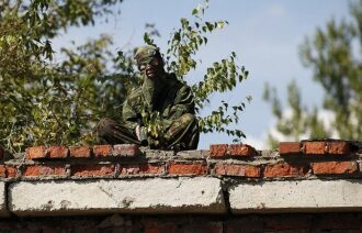 LASERWAR: боец на кирпичной стене высматривает противника