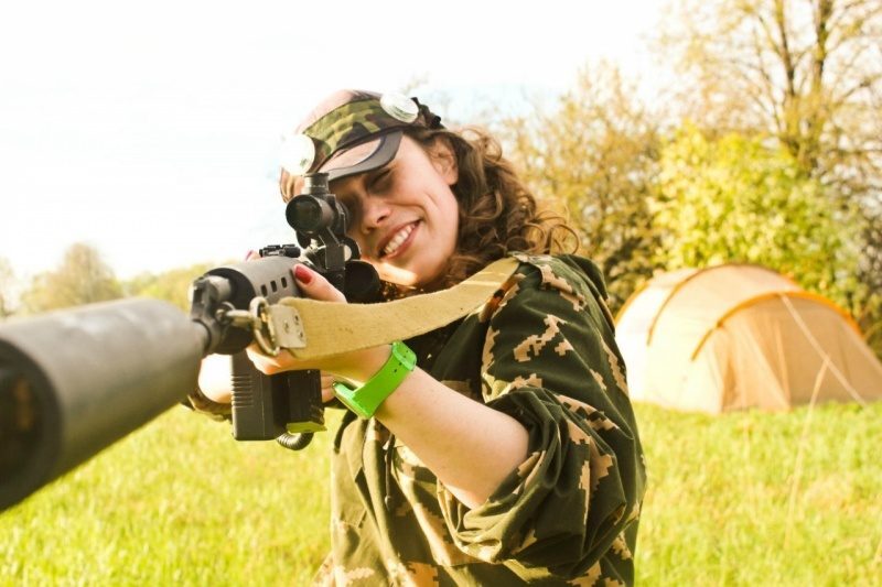 Улыбка победы: девушка LASERWAR целится