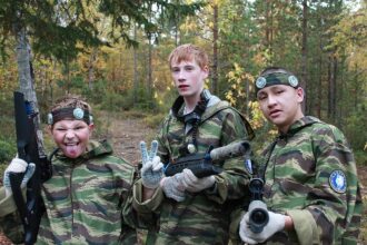 Трио юных бойцов LASERWAR в осеннем лесу