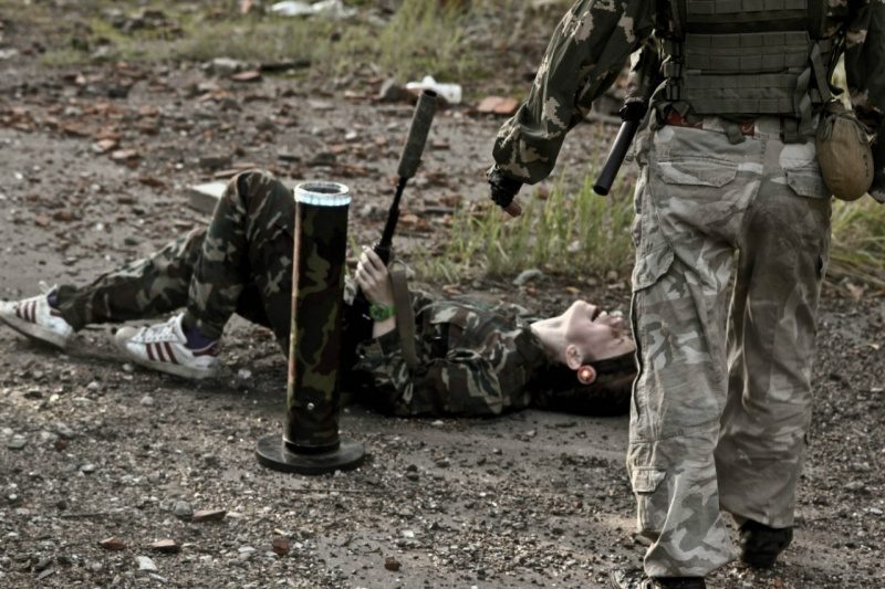 LASERWAR: боец на земле, противник рядом