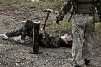 LASERWAR: боец на земле, противник рядом
