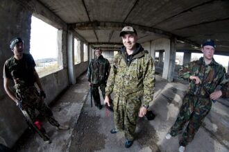 LASERWAR: команда позирует в здании