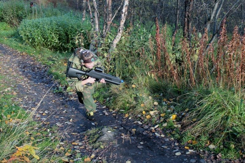 LASERWAR: юный боец в засаде у тропы