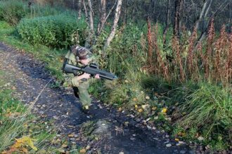 LASERWAR: юный боец в засаде у тропы