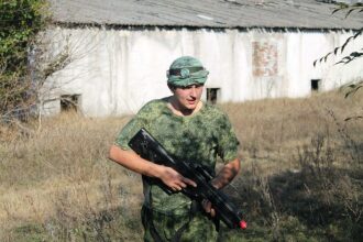 LASERWAR: боец в камуфляже с винтовкой