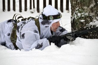 Скрытное перемещение в заснеженном лесу