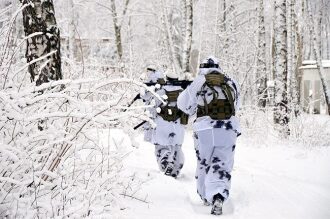 Зимняя маскировка: бойцы LASERWAR в снежном лесу