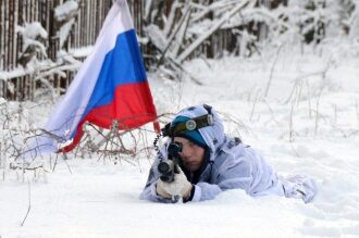 Боец LASERWAR с российским флагом в снегу