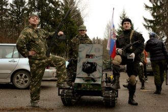 Бойцы LASERWAR у боевой машины БТ-1п