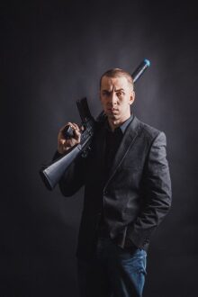 Стильный боец LASERWAR с оружием на плече