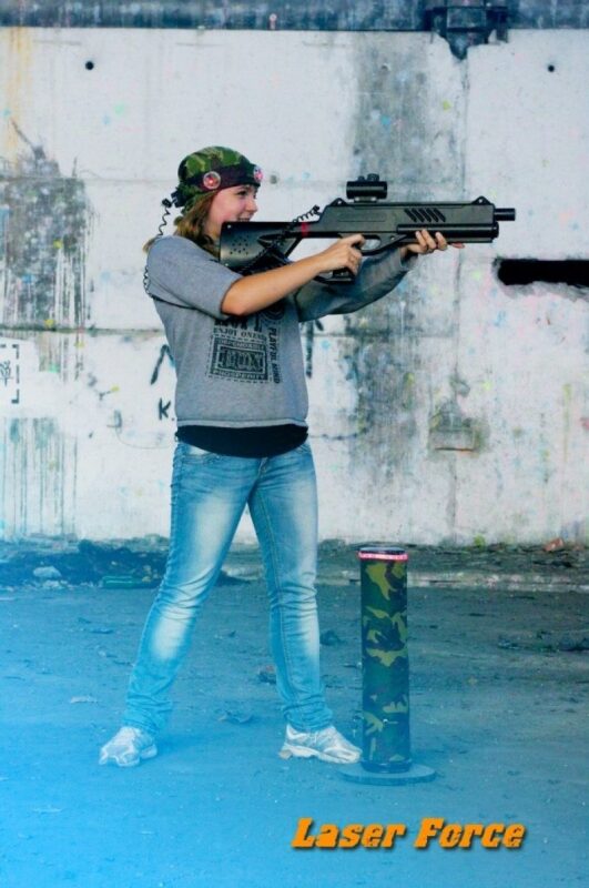 Девушка-боец LASERWAR целится из винтовки.