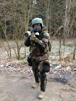 Полная боевая готовность: игрок в защитном костюме