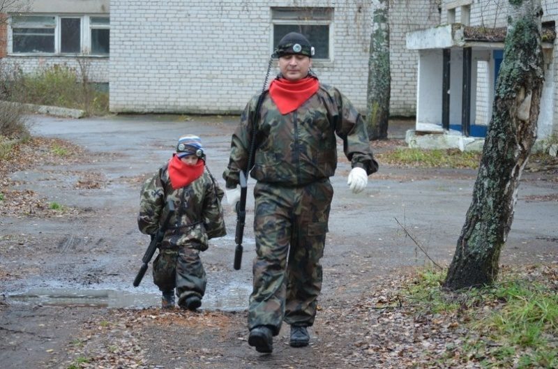 Отец и сын в камуфляже LASERWAR на задании