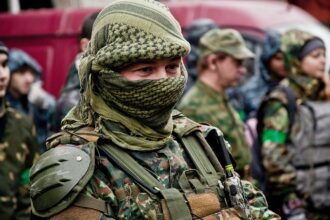 Боец LASERWAR в маскировке и тактическом снаряжении