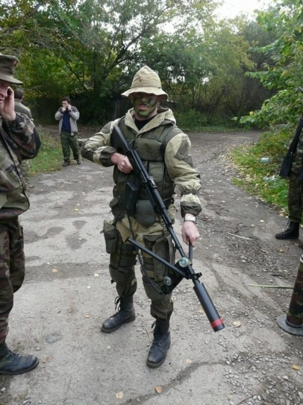 Боец LASERWAR с маскировкой и оружием готов к бою.