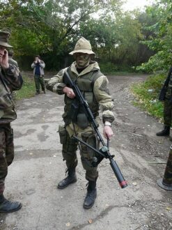 Боец LASERWAR с маскировкой и оружием готов к бою.