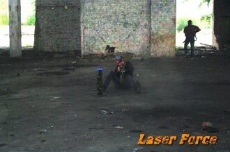 Засада в развалинах: игрок LASERWAR ждет противника