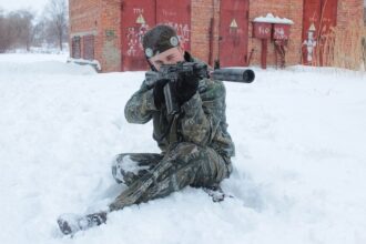 В засаде: игрок LASERWAR в зимнем камуфляже