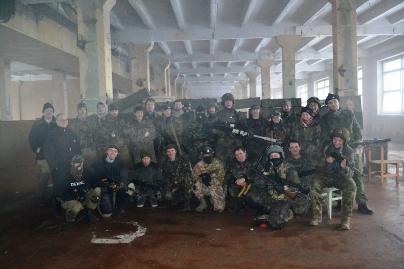 Команда LASERWAR в ожидании боя в индустриальных декорациях